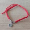 PULSERA DE HILO ROJO AJUSTABLE CON BOLITAS Y DIJE DE ACERO FLOR CON STRASS MULTICOLOR