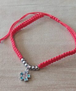 PULSERA DE HILO ROJO AJUSTABLE CON BOLITAS Y DIJE DE ACERO FLOR CON STRASS MULTICOLOR