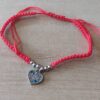 PULSERA DE HILO ROJO AJUSTABLE CON BOLITAS Y DIJE DE ACERO CORAZÓN CON STRASS MULTICOLOR