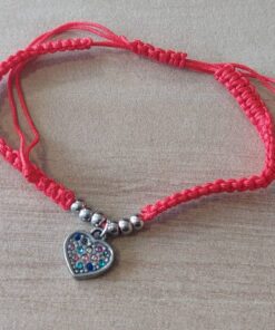PULSERA DE HILO ROJO AJUSTABLE CON BOLITAS Y DIJE DE ACERO CORAZÓN CON STRASS MULTICOLOR