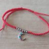PULSERA DE HILO ROJO AJUSTABLE CON BOLITAS Y DIJE DE ACERO LUNA CON STRASS MULTICOLOR
