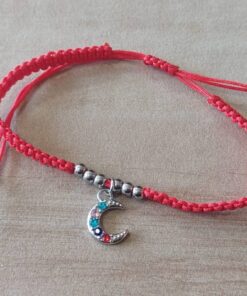 PULSERA DE HILO ROJO AJUSTABLE CON BOLITAS Y DIJE DE ACERO LUNA CON STRASS MULTICOLOR
