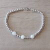 PULSERA DE ACERO BLANCO BOLITAS 3 MM CON TRES BOLITAS NÁCAR BLANCO EN EL CENTRO. LARGO 18 CM.