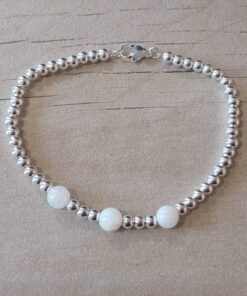 PULSERA DE ACERO BLANCO BOLITAS 3 MM CON TRES BOLITAS NÁCAR BLANCO EN EL CENTRO. LARGO 18 CM.