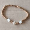 PULSERA DE ACERO DORADO BOLITAS 3 MM CON TRES NÁCAR IRREGULAR EN EL CENTRO. LARGO 18 CM.