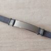 PULSERA DE CAUCHO PLANA TEXTURA SÍMIL METAL NEGRO CON CENTRO EN ACERO APTO PARA GRABAR. LARGO 20 CM.