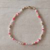 PULSERA DE TANZA CON MOSTACILLAS MULTICOLOR Y BOLITAS CON TERMINAL DE ACERO DORADO. LARGO 18,5 CM.