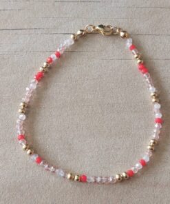 PULSERA DE TANZA CON MOSTACILLAS MULTICOLOR Y BOLITAS CON TERMINAL DE ACERO DORADO. LARGO 18,5 CM.