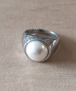 ANILLO DE ACERO CON GUARDA GRIEGA Y MEDIA PERLA.