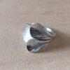 ANILLO DE ACERO PETALOS