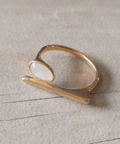ANILLO DE ACERO DORADO ABIERTO BARRA CON OJITO DE GATO OVAL.