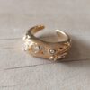 ANILLO DE ACERO DORADO ABIERTO IRREGULAR CON STRASS REDONDOS Y FORMA DE CORAZÓN
