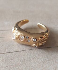 ANILLO DE ACERO DORADO ABIERTO IRREGULAR CON STRASS REDONDOS Y FORMA DE CORAZÓN