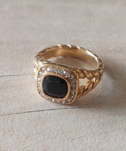 ANILLO DE ACERO DORADO ESPIGADO CON STRASS NEGRO CUADRADO Y STRASS BLANCO ALREDEDOR