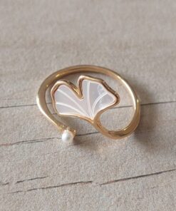 ANILLO DE ACERO DORADO ABIERTO CON FORMA DE PÉTALO CON PERLA DETALLE SÍMIL NACAR