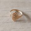 ANILLO DE ACERO DORADO ABIERTO CON FORMA DE PÉTALO