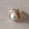 ANILLO DE ACERO DORADO BASE METAL TRABAJADA CON PERLA