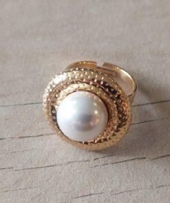 ANILLO DE ACERO DORADO BASE METAL TRABAJADA CON PERLA