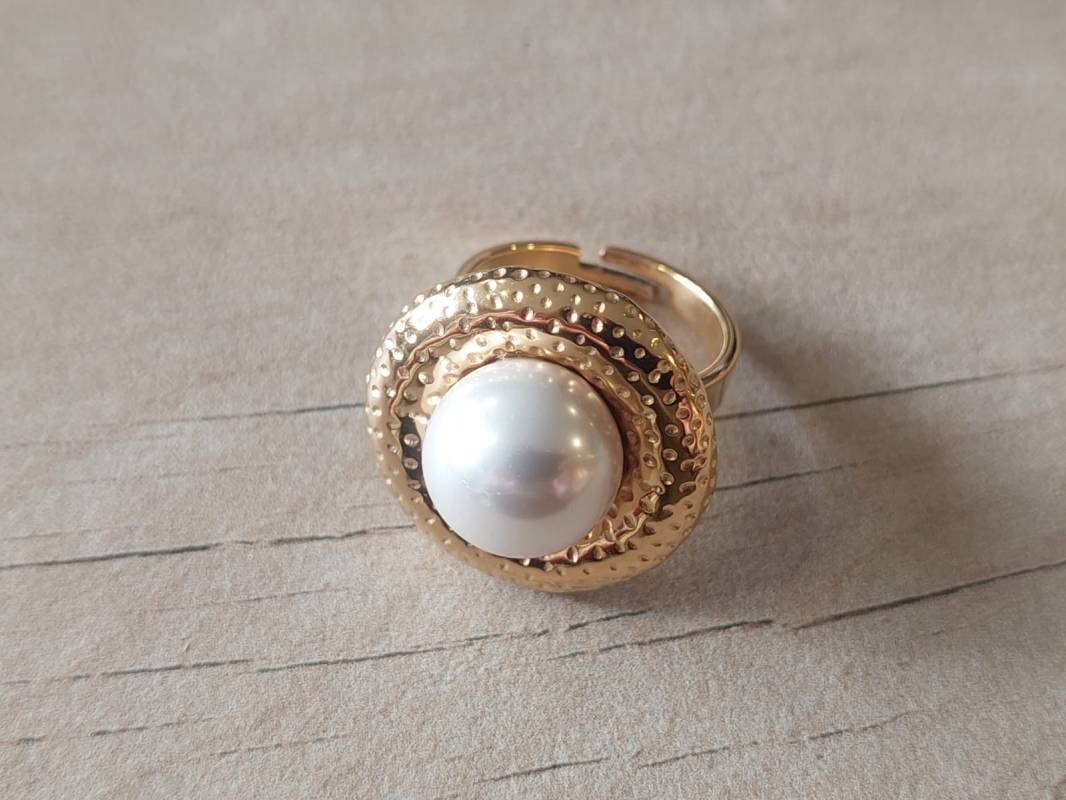 ANILLO DE ACERO DORADO BASE METAL TRABAJADA CON PERLA