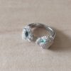 ANILLO DE ACERO DOBLE TIGRE DOBLE ABIERTO CON STRASS BLANCO Y OJOS VERDES