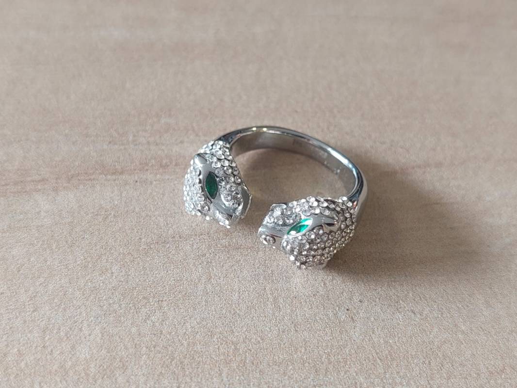 ANILLO DE ACERO DOBLE TIGRE DOBLE ABIERTO CON STRASS BLANCO Y OJOS VERDES