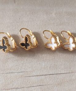 BLISTER DE AROS DE ACERO DORADO CON BRISURA Y DIJE MARIPOSA ACRÍLICO COLGANTE X 12 PARES. COLOR BLANCO Y NEGRO.