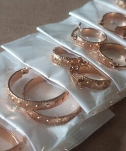 BLISTER DE ARGOLLAS ACERO ROSE TRABAJADAS CON TACHAS X 12 PARES. DIÁMETROS 12/18/23 MM (4 PARES DE CADA MEDIDA)