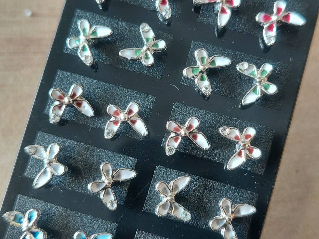 BLISTER DE AROS DE ACERO MARIPOSA ESMALTADA X 12 PARES.