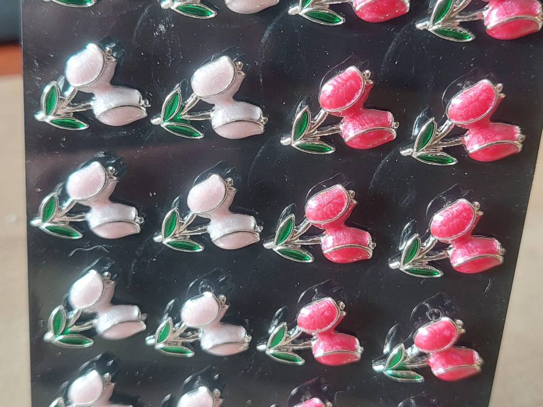BLISTER DE AROS DE ACERO TULIPANES ESMALTADOS X 12 PARES.