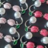 BLISTER DE AROS DE ACERO TULIPANES ESMALTADOS CON PERLAS X 12 PARES.
