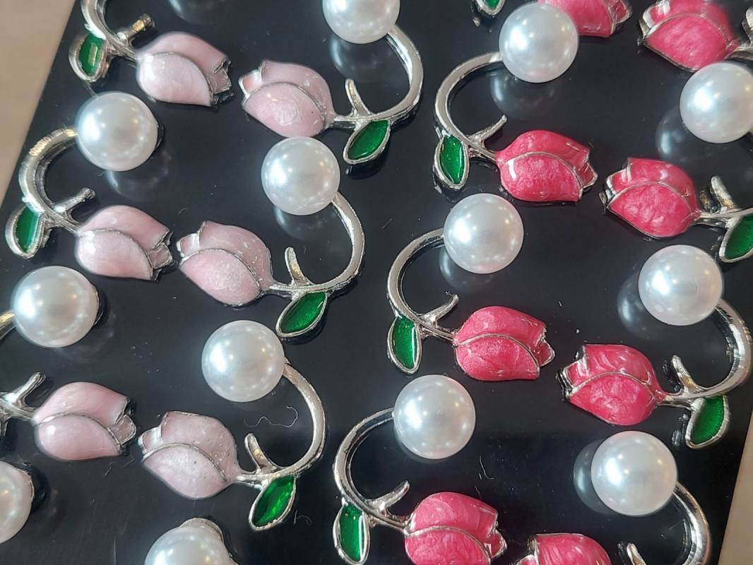 BLISTER DE AROS DE ACERO TULIPANES ESMALTADOS CON PERLAS X 12 PARES.
