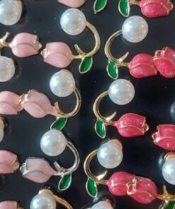 BLISTER DE AROS DE ACERO DORADO TULIPANES ESMALTADOS CON PERLAS X 12 PARES.