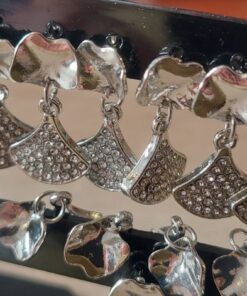 BLISTER DE AROS PASANTE DE ACERO ABANICO COLGANTE CON STRASS. X 12 PARES.