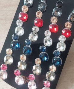 BLISTER DE AROS DE ACERO ABSTRACTO CON STRASS X 12 PARES. COLORES SURTIDOS. MEDIDAS 12 X 18 MM.