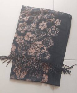 BUFANDA SOFT ESTAMPADA CON FLORES, FONDO NEGRO CON ESTAMPA BEIGE. TAMAÑO 65 x 190 CM