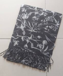 BUFANDA SOFT ESTAMPADA CON FLORES, FONDO NEGRO CON ESTAMPA BLANCA. TAMAÑO 65 x 190 CM