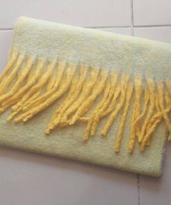 BUFANDÓN JASPEADO VERDE CLARO CON FLECOS AMARILLOS . 50 X 190 CM