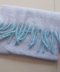 BUFANDÓN JASPEADO LILA CON FLECOS CELESTES . 50 X 190 CM