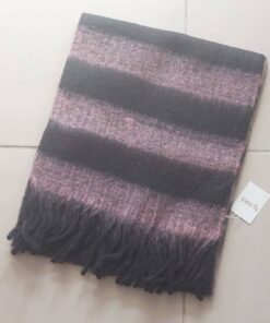 BUFANDON RAYADO NEGRO Y ROSA CON FLECOS. TAMAÑO 45 X 200 CM