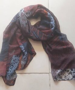 PASHMINA ESTAMPADA ANIMAL PRINT. DETALLE GRIS. 80 X 180 CM.