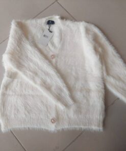 SWEATER CARDIGAN SÍMIL PIEL COLOR MARFIL CON BOTÓN DORADO CON STRASS. TALLE ÚNICO