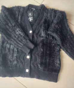 SWEATER CARDIGAN SÍMIL PIEL COLOR NEGRO CON BOTÓN CUADRADO DORADO Y ESMALTADO EN BLANCO. TALLE ÚNICO