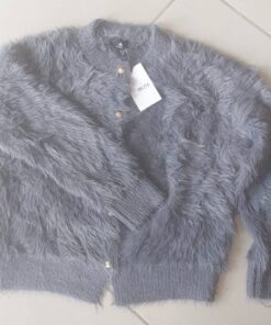 SWEATER CARDIGAN SÍMIL PIEL COLOR GRIS CON BOTÓN DORADO. TALLE ÚNICO