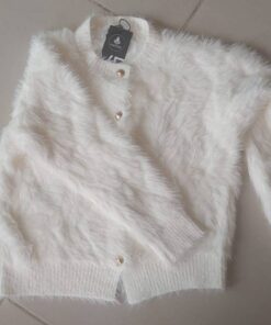 SWEATER CARDIGAN SÍMIL PIEL COLOR MARFIL CON BOTÓN DORADO. TALLE ÚNICO