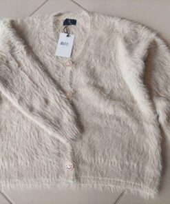 SWEATER CARDIGAN SÍMIL PIEL COLOR BEIGE CON BOTÓN DORADO CON STRASS. TALLE ÚNICO