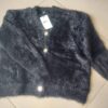 SWEATER CARDIGAN SÍMIL PIEL COLOR NEGRO CON BOTÓN DORADO CON STRASS. TALLE ÚNICO