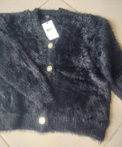 SWEATER CARDIGAN SÍMIL PIEL COLOR NEGRO CON BOTÓN DORADO CON STRASS. TALLE ÚNICO