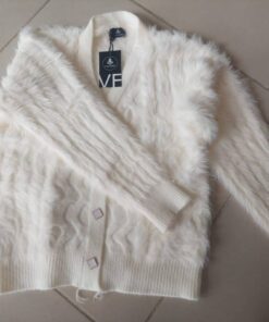 SWEATER CARDIGAN SÍMIL PIEL COLOR MARFIL CON BOTÓN CUADRADO DORADO Y ESMALTADO EN BLANCO. TALLE ÚNICO