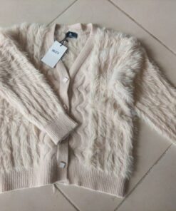 SWEATER CARDIGAN SÍMIL PIEL COLOR BEIGE CON BOTÓN CUADRADO DORADO Y ESMALTADO EN BLANCO. TALLE ÚNICO