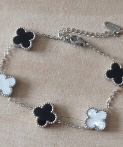 PULSERA DE ACERO ESLABÓN ESPEJITO CON DIJE ESTILO VAN CLEEF ACRÍLICO BLANCO Y NEGRO. LARGO 17,5 + 6 CM EXT.